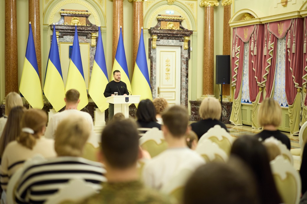 Президент України Володимир Зеленський за трибуною звертається до родин захисників