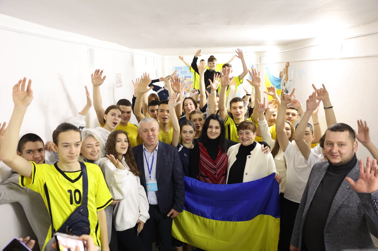 спільне фото народної депутатки України Ірини Борзової та учасників проєкту з прапором