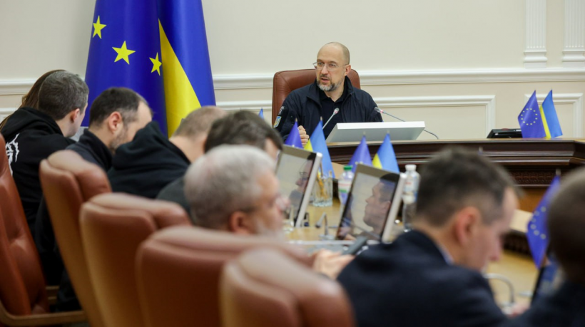Прем'єр-міністр України Денис Шмигаль та учасники засідання Уряду