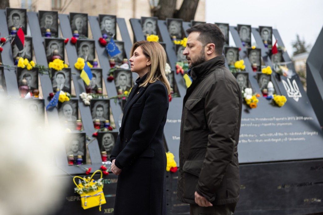 Президент України Володимир Зеленський разом із першою леді Оленою Зеленською вшановують пам'ять активістів, які загинули під час Революції Гідності у 2014 році
