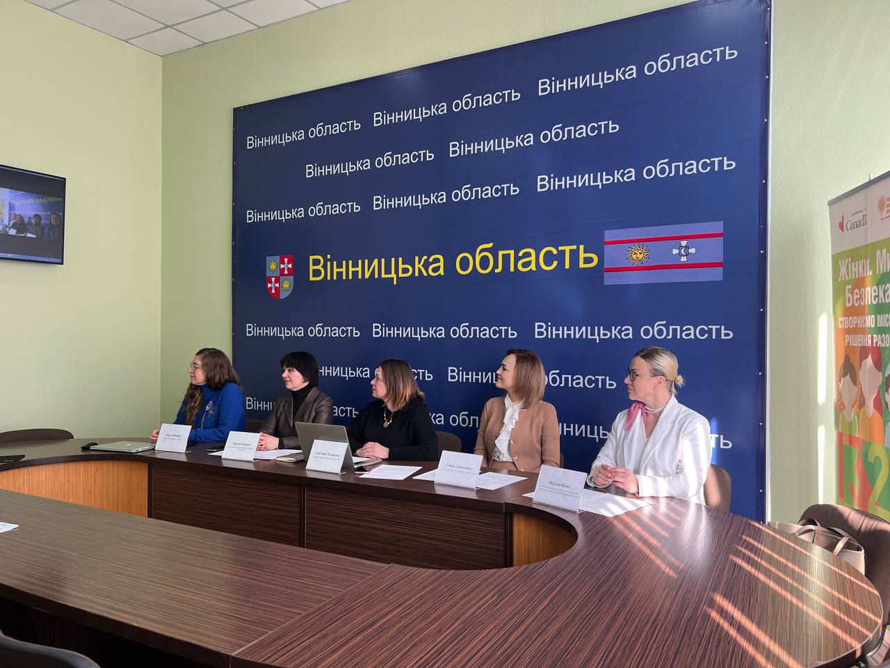 Учасники пресконференції «Створюємо місцеві рішення разом: результати діяльності коаліції «Вінниччина 1325»
