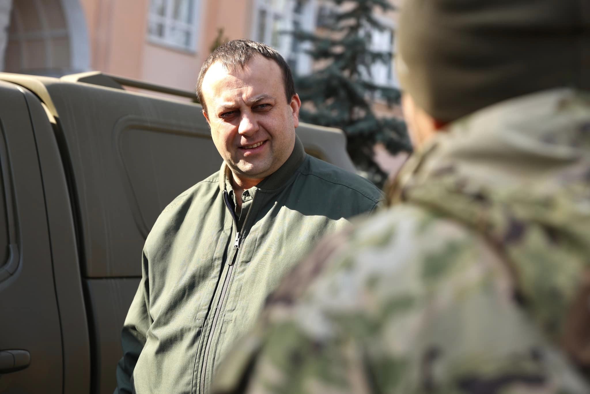Начальник ОВА Сергій Борзов та військовий біля автівки