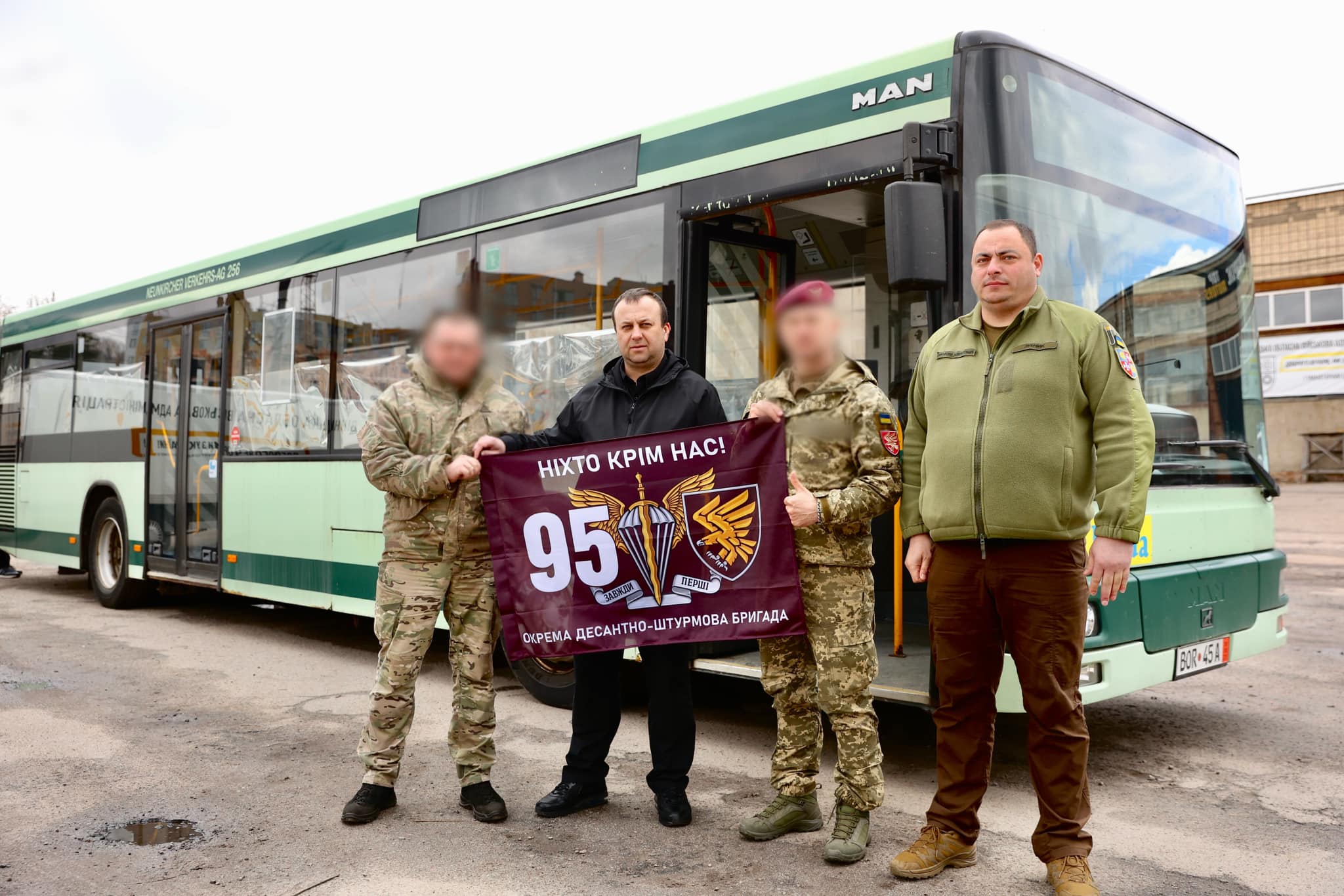 Начальник ОВА Сергій Борзов та військові під час передачі автобуса