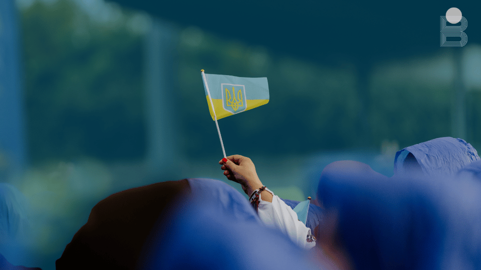 Прапор України у руці