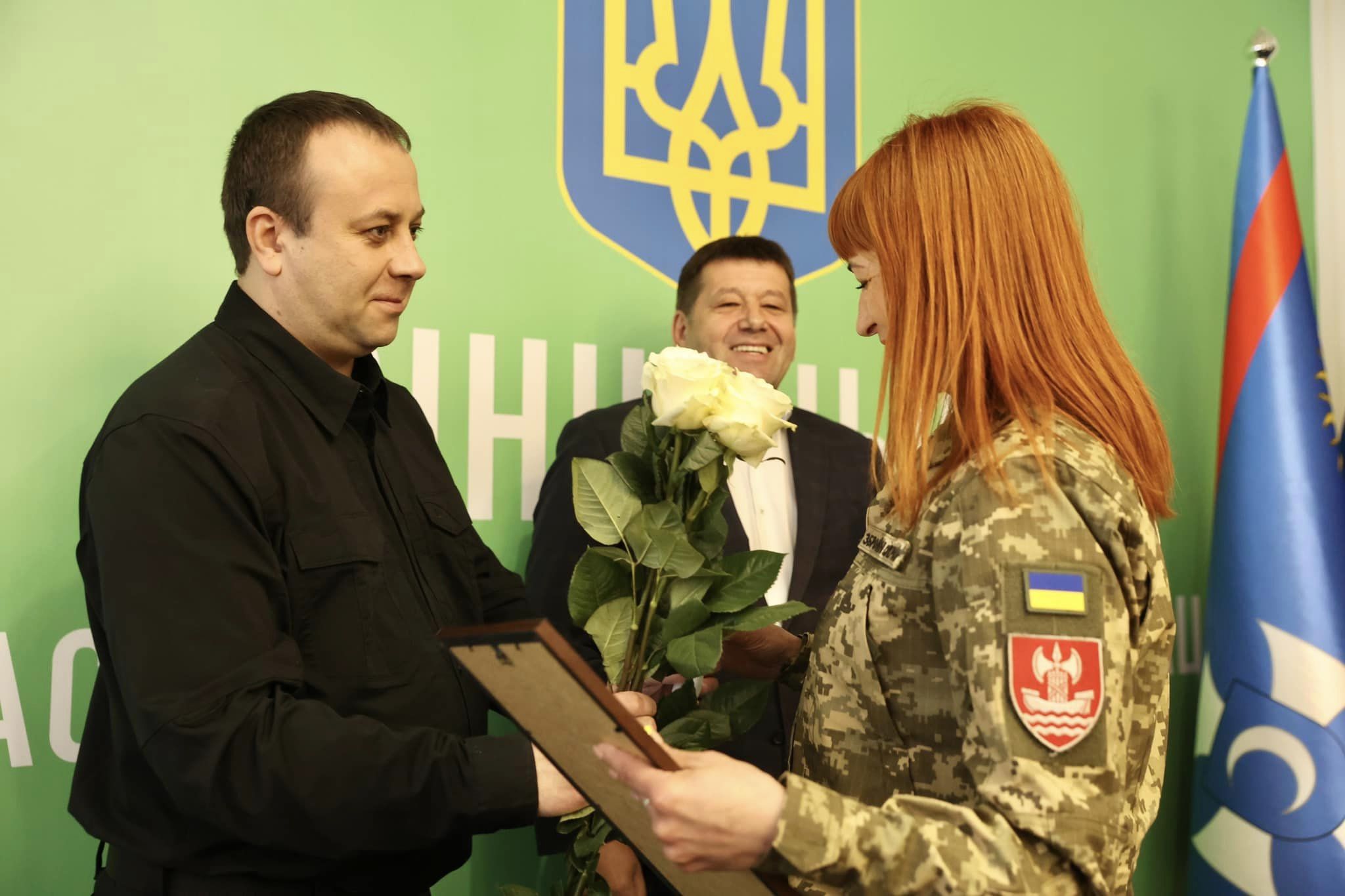 Начальник ОВА Сергій Борзов вручає Почесну грамоту і квіти представнику ВСП