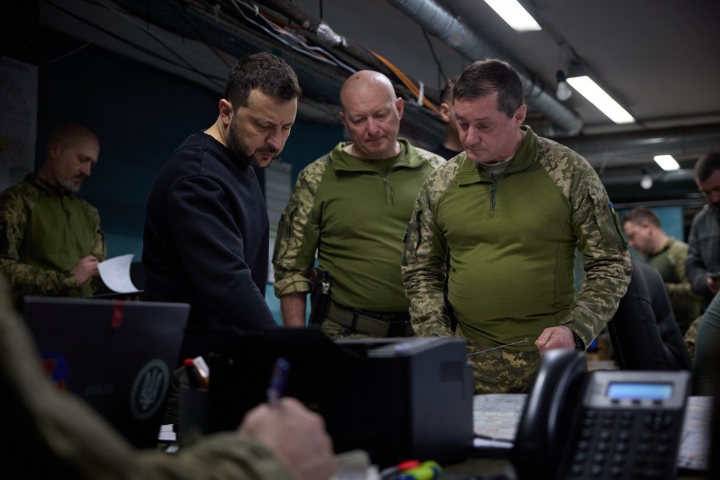 Президент України Володимир Зеленський спілкується з військовими