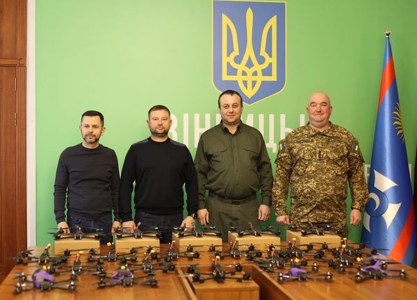 Начальник ОВА Сергій Борзов та учасники передачі дронів військовим 