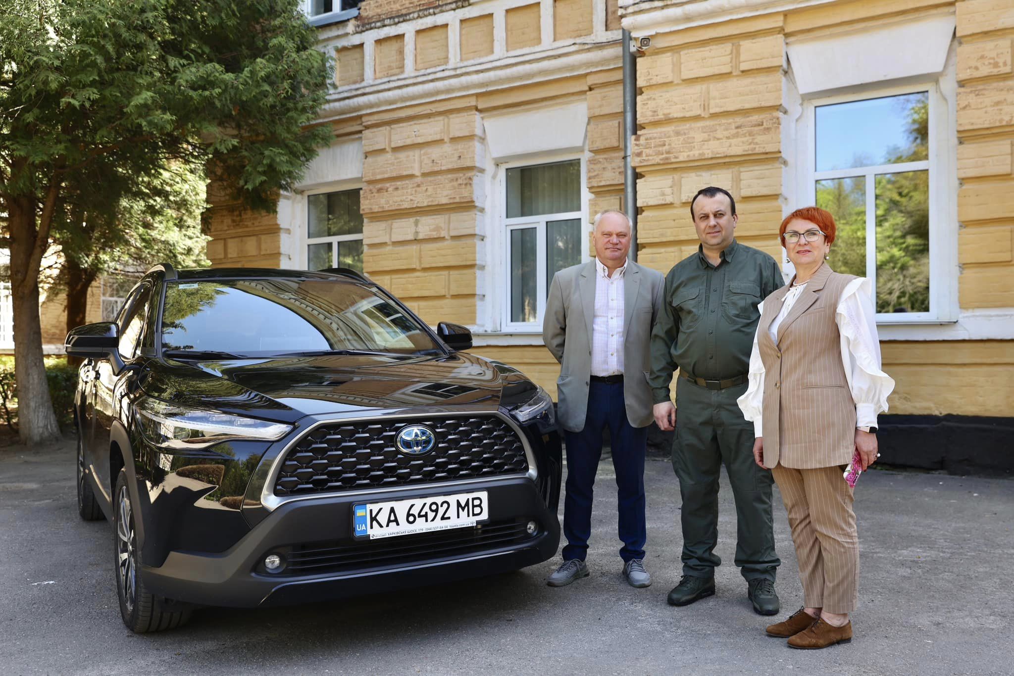 Начальник ОВА Сергій Борзов та керівництво лікарні під час передачі авто