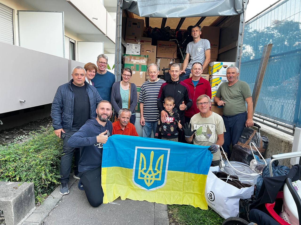 Група людей з жовто-блакитним прапором України