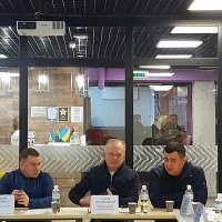 Заступники голови обласної військової адміністрації сидят за робочим столом.