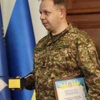 Представник Національної академії Національної гвардії України з Почесною грамотою та наручним годинником