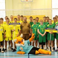 Начальник ОВА Сергій Борзов та юнацькі команди з волейболу, які беруть участь обласному етапі проєкту «Пліч-о-пліч. Всеукраїнські шкільні ліги»