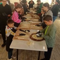 Діти опановують майстер-клас з приготування хачапурі