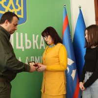 Начальник ОВА Сергій Борзов вручає родині загиблого військовослужбовця державну нагороду