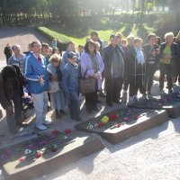Люди біля монументу в День пам’яті жертв Бабиного Яру 