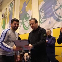 Начальник ОВА Сергій Борзов вручає нагороди тренерам