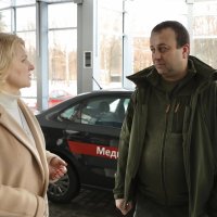 Начальник ОВА Сергій Борзов спілкується з директоркою лікарні