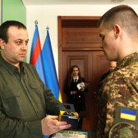 Начальник ОВА Сергій Борзов вручає Почесну грамоту та наручний годинник