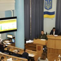Начальник ОВА Сергій Борзов за трибуною презентує звіт перед депутатами обласної Ради 