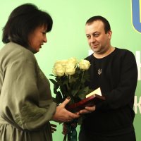 Начальник ОВА Сергій Борзов вручає державну нагороду