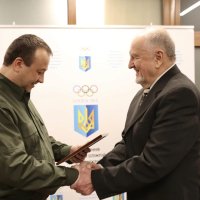Начальник ОВА Сергій Борзов вручає нагороду чоловікові