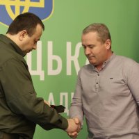 Начальник ОВА Сергій Борзов вітає енергетика з присвоєнням почесного звання