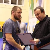 Начальник ОВА Сергій Борзов вручає нагороди тренеру