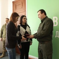 Начальник ОВА Сергій Борзов вручає родині загиблого військовослужбовця державну нагороду