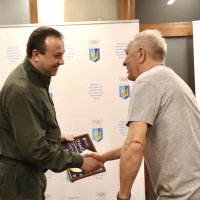 Начальник ОВА Сергій Борзов вручає грамоту чоловікові
