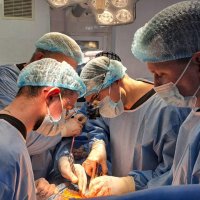 Лікарі проводять трансплантацію серця