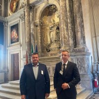 Двоє чоловіків фотографуються в історичній будівлі де проходить засідання Венеціанської комісії