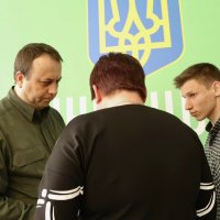 Начальник ОВА Сергій Борзов вручає дружині загиблого військовослужбовця державну нагороду