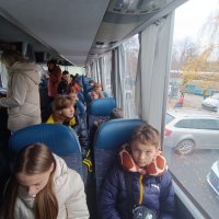 діти в автобусі
