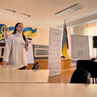 Регіональна координаторка Всеукраїнської програми "Ти як?" Олена Бессараба під час тренінгу