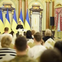 Президент України Володимир Зеленський та родини загиблих військовослужбовців