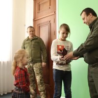 Начальник ОВА Сергій Борзов вручає дітям загиблого військовослужбовця державну нагороду
