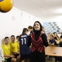 народна обраниця Ірина Борзова грає у м'яч з дітьми