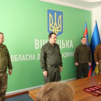 фото Начальника ОВА Сергія Борзова та військових, які вручали нагороди родинам