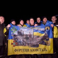 Звільнені військовополонені з прапором України
