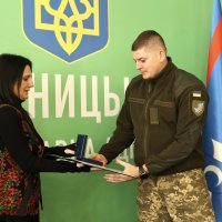 Народна депутатка України Ірина Борзова вручає державну нагороду