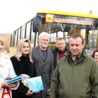 Начальник ОВА Сергій Борзов під час передачі шкільних автобусів