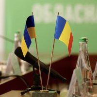 Прапори України та Румунії на столі