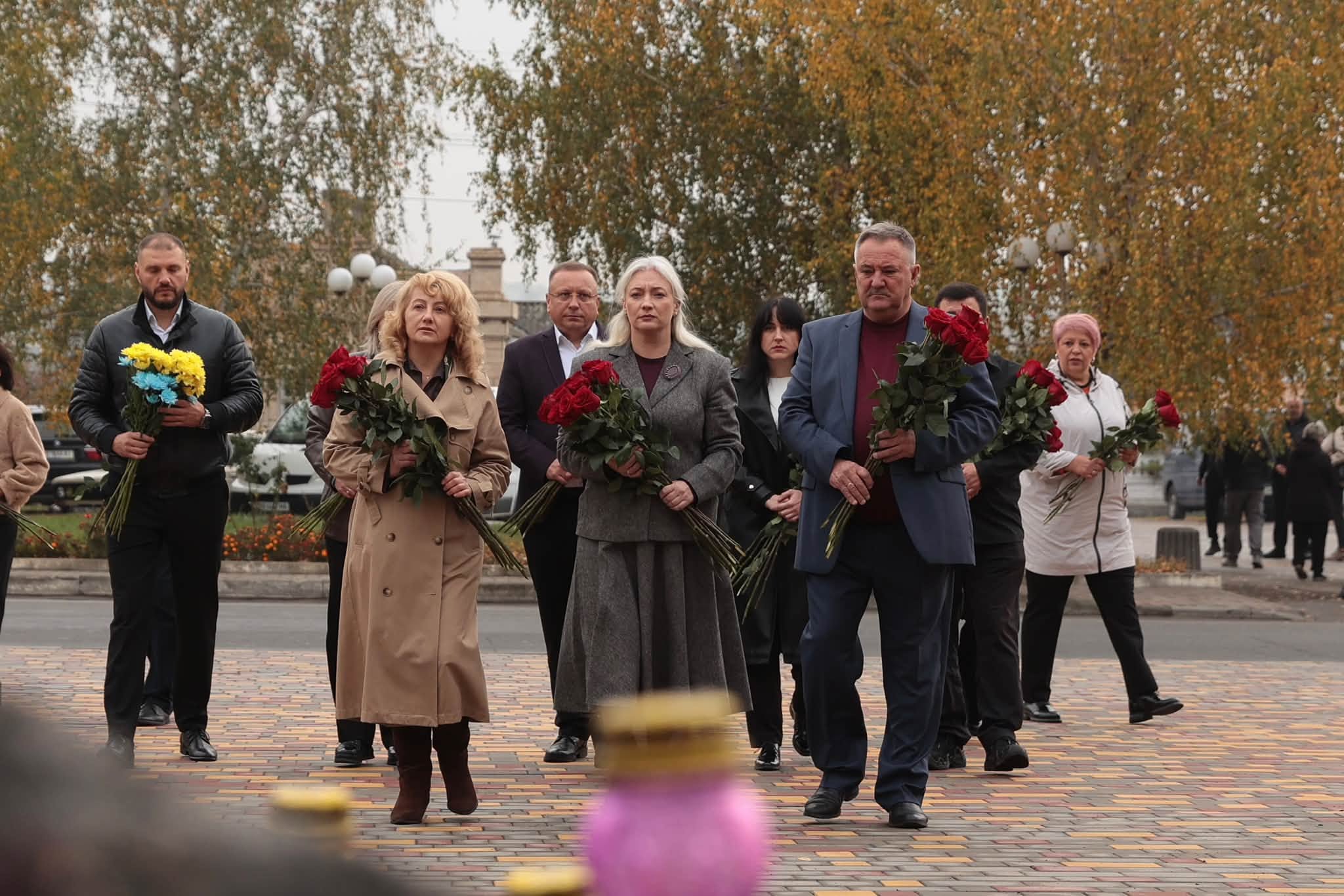 очільниця ОВА Наталя Заболотна та учасники покладання квітів