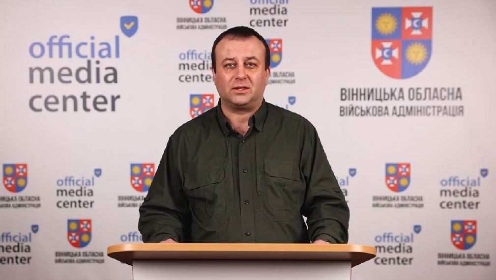 Начальник ОВА Сергій Борзов за трибуною в медіацентрі