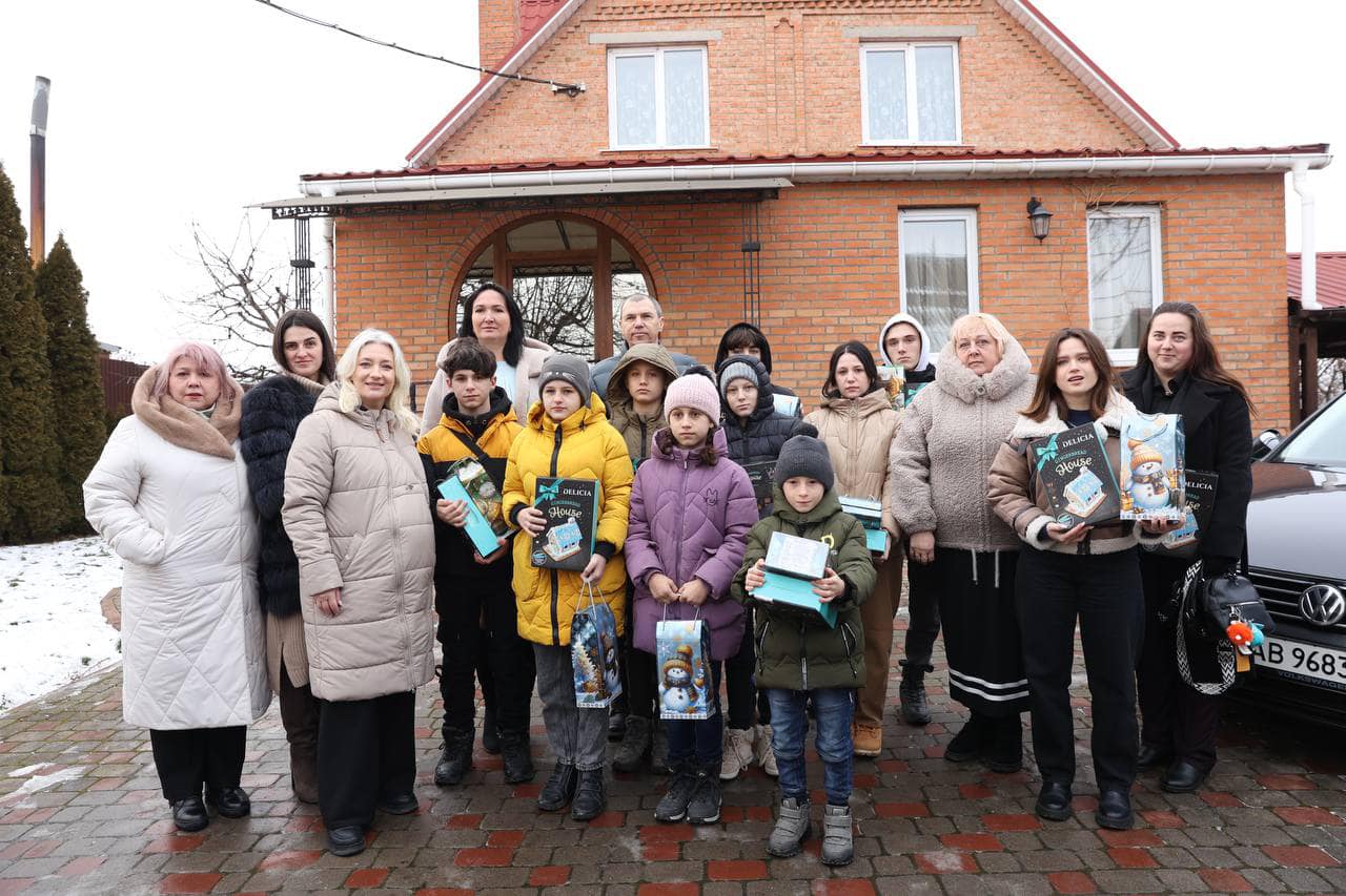 Перша заступниця Начальника ОВА Наталя Заболотна та родина Кривогорніциних біля будинку