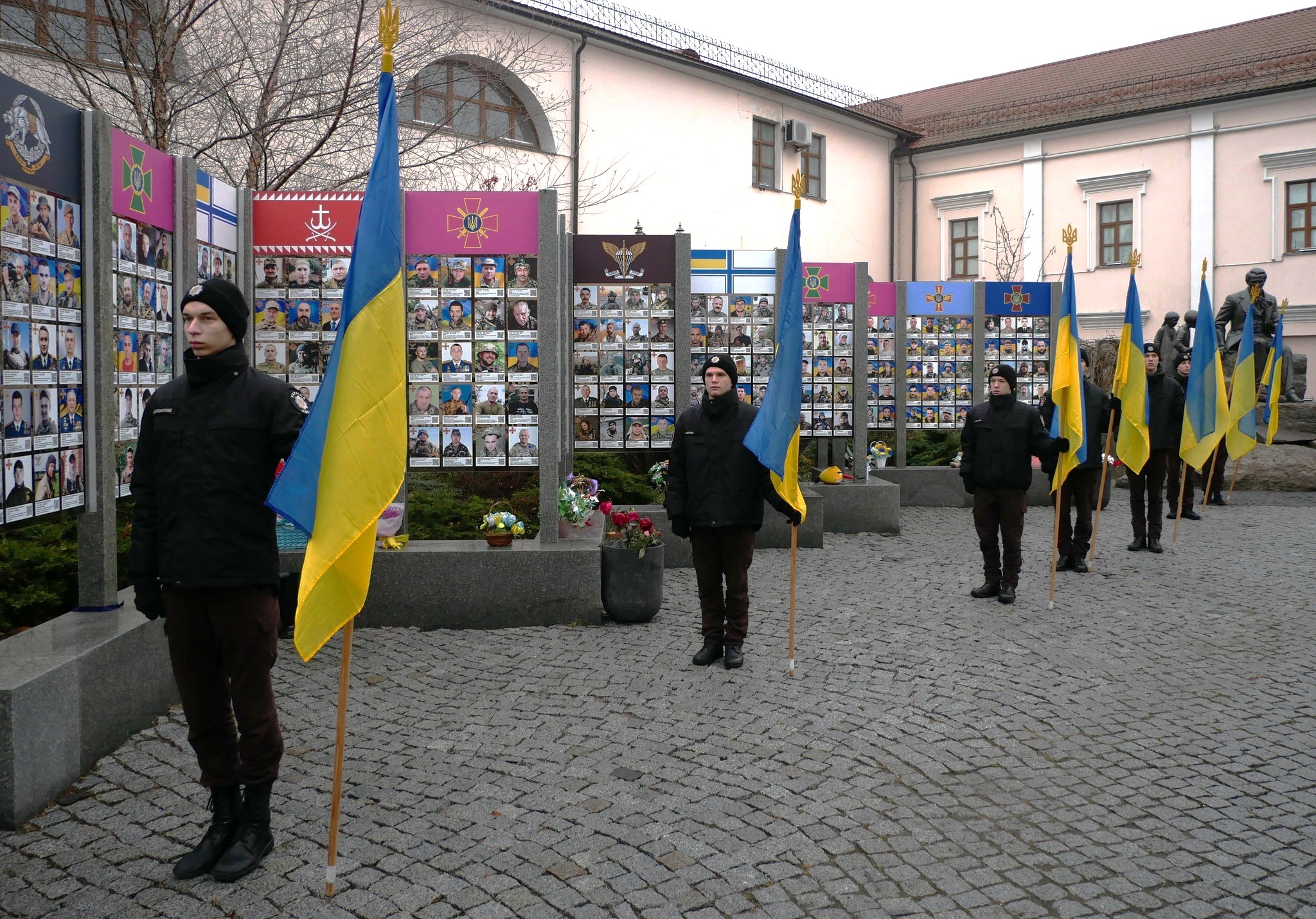 Курсанти з прапорами України на Площі Тараса Шевченка