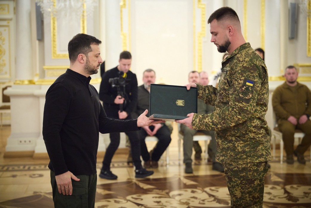 Президент відзначив найвищими державними нагородами захисників і передав ордени рідним загиблих Героїв України