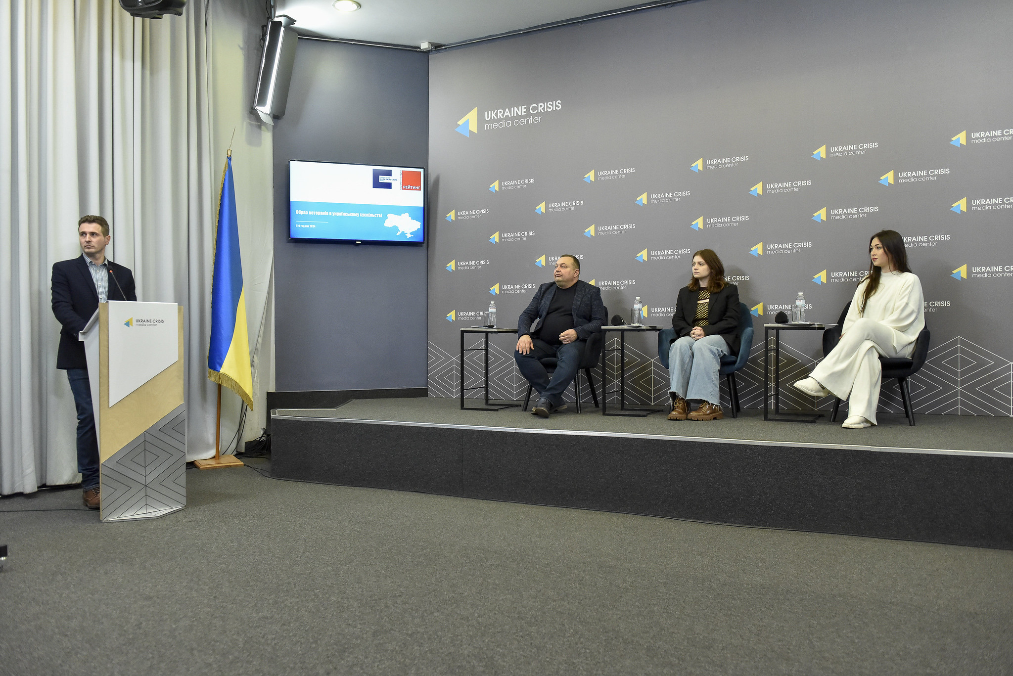 Люди у приміщенні