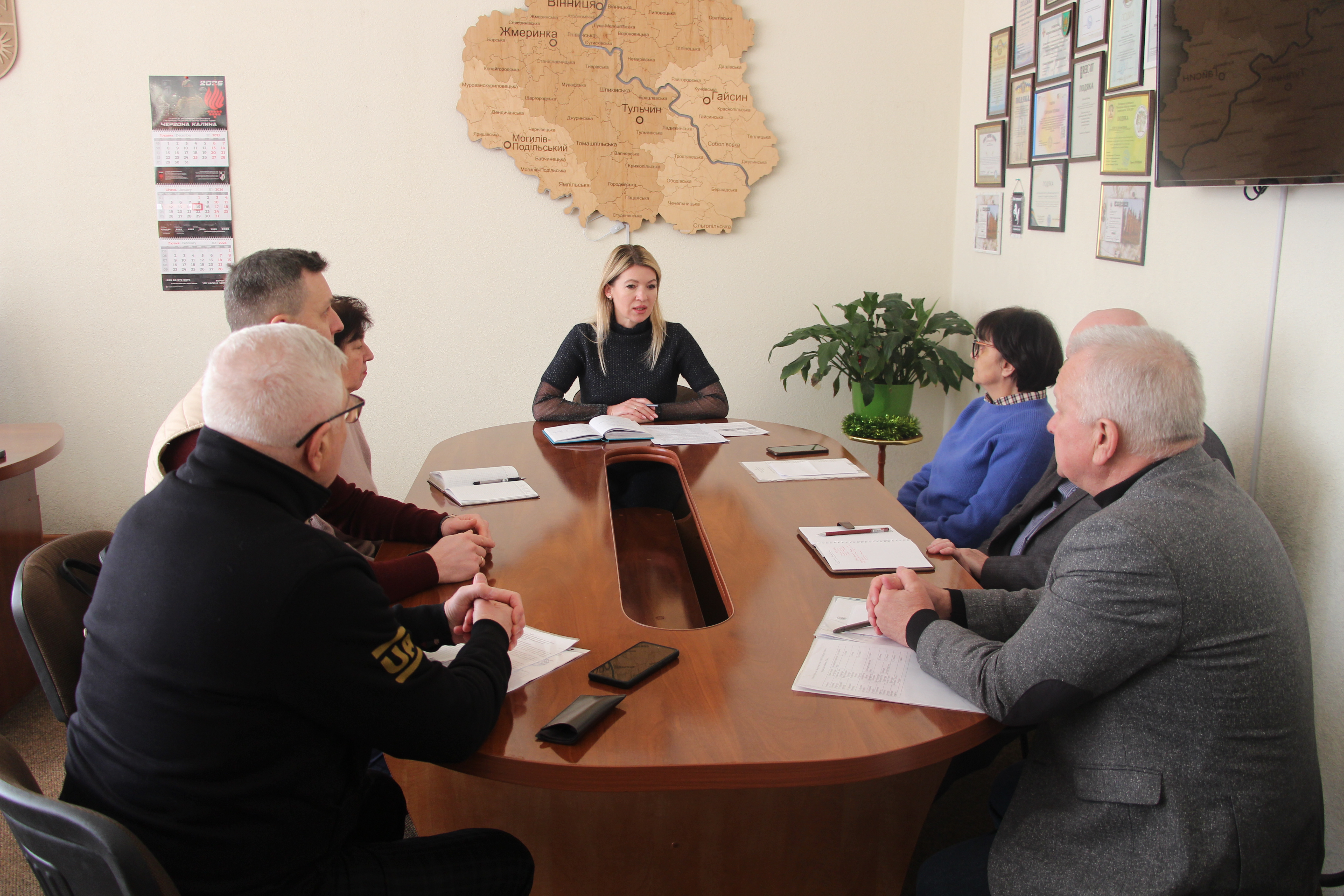 директорка Департаменту інформаційної діяльності та комунікацій з громадськістю ОВА Світлана Юзвак та учасники наради