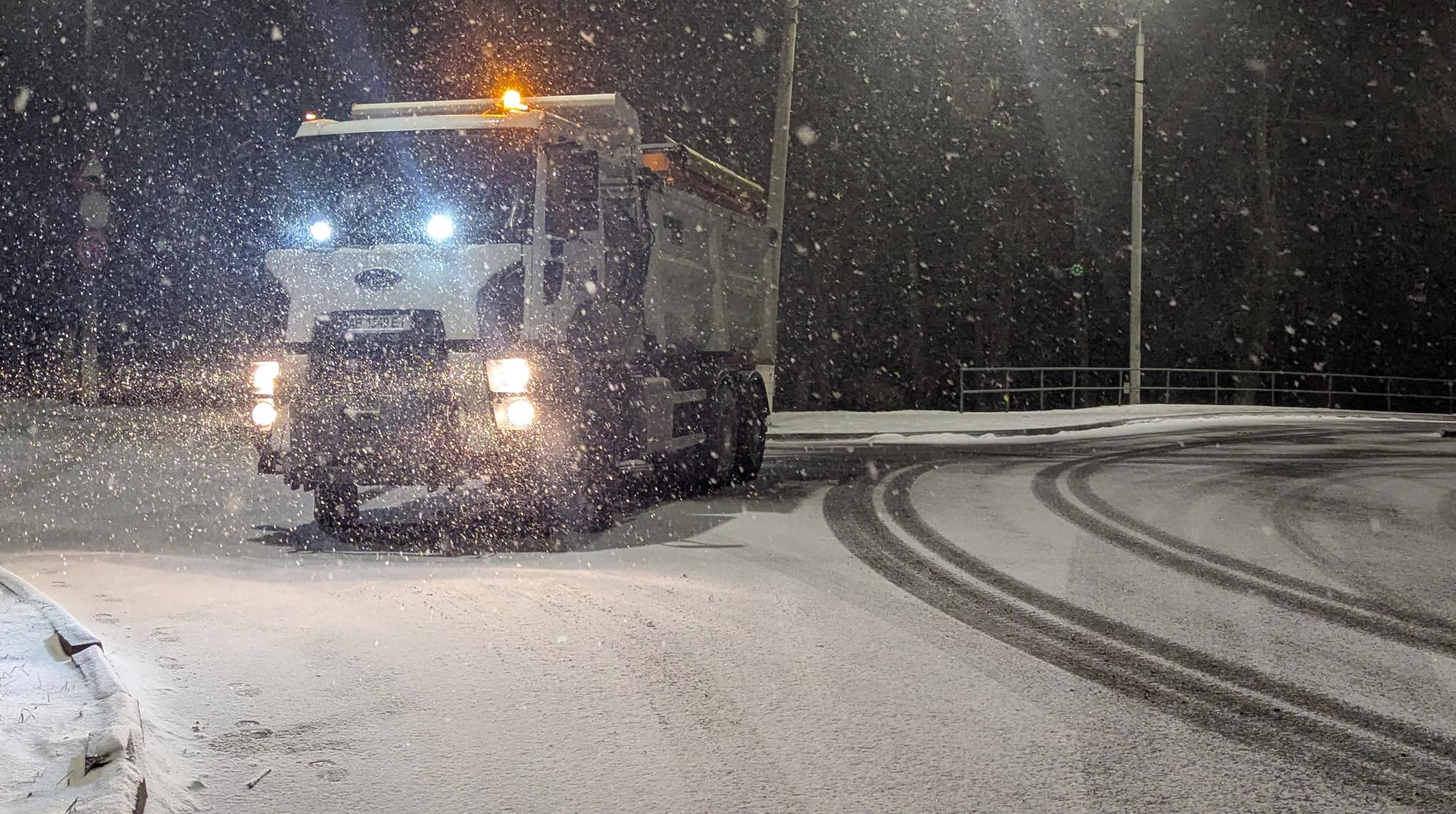 Унаслідок погіршення погодних умов виникли значні перешкоди для дорожнього руху на проїзній частині автомобільних доріг державного значення